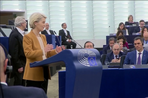 Выступление фон дер Ляйен в Европарламенте о мощи Европы завершилось громким лаем #shorts