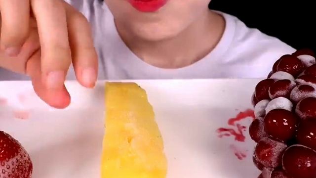 ASMR ЗАМОРОЖЕННЫЕ ФРУКТЫ: замороженные клубника, виноград, киви, ананас, ежевика .Еда, звуки хруста