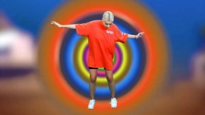 ЗумЗум уменьшение - Играем в Монополию челлендж - Живая девушка вместо фишки