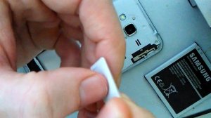 Samsung Galaxy J3 (2016): How to insert the SIM card