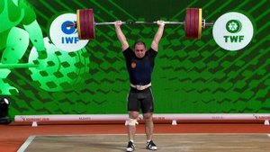 Российский штангист Артем Окулов завоевал золото на чемпионате мира по тяжелой атлетике
