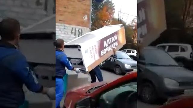 Холодильник . Вес 129кг. А вас слабо?????? смотреть онлайн