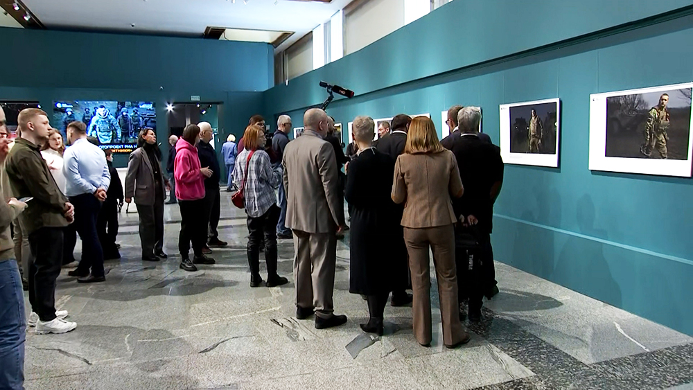 В столичном Музее Победы открылась фотовыставка "Защитники" / События на ТВЦ