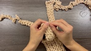 Повязка на голову из Alize Puffy Fine с косой