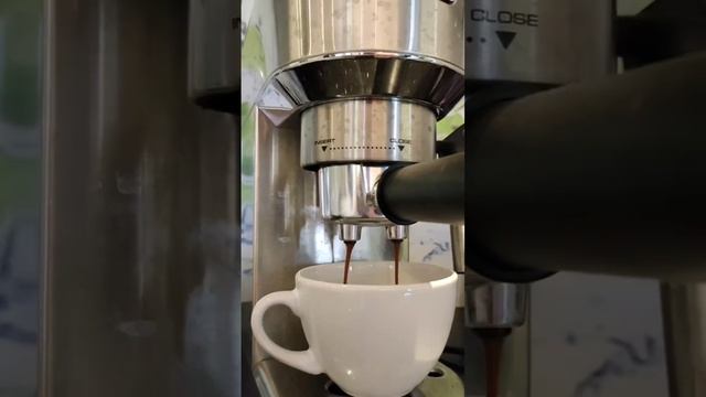 Какой кофе лучше, заварной или растворимый? Я люблю заварной. #кофе #кофемашина #кофеварка смотреть онлайн
