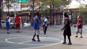 Белый парень уделывает черных Американских стритболистов White Guy OWNS Black Dudes in Streetball