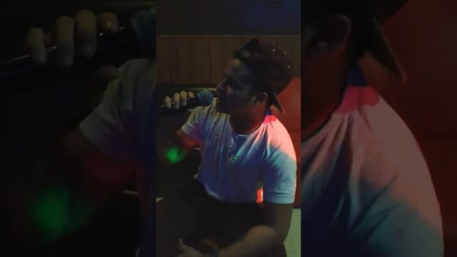 Roger Moguel cantando "Mi razón de ser"