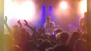 Любимой песню я пою.