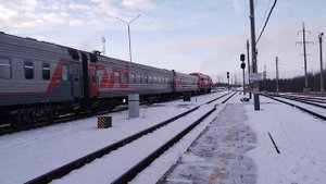 ТЭП70БС-091 с поездом №345Е Нижневартовск — Адлер отправляется со станции Нижневартовск-1.