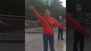 Тибетская девушка танцует народный танец