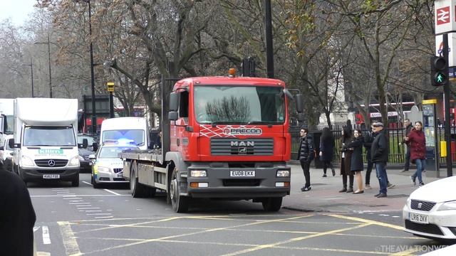 London Police Car responding stuck in traffic смотреть онлайн