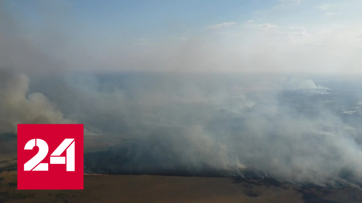 Лесные пожары взяли в кольцо село в Новосибирской области - Россия 24