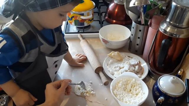 Матвей готовит вареники с творогом
