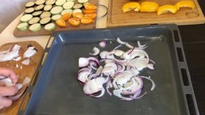 Цыплёнок Табака  с овощами приготовленный в духовке