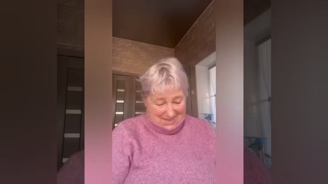 Готувала нове блюдо, ну на смак таке собі. В кухні порядки навела. Мама Жанна смотреть онлайн