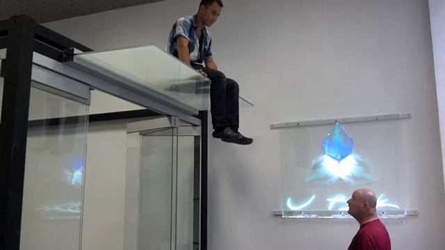 ЮБК - Демонстрация прочности стеклянного козырька от компании ЮБК смотреть онлайн