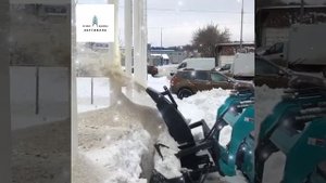 Работа мини-погрузчика Sunnward с навесным оборудованием для уборки снега