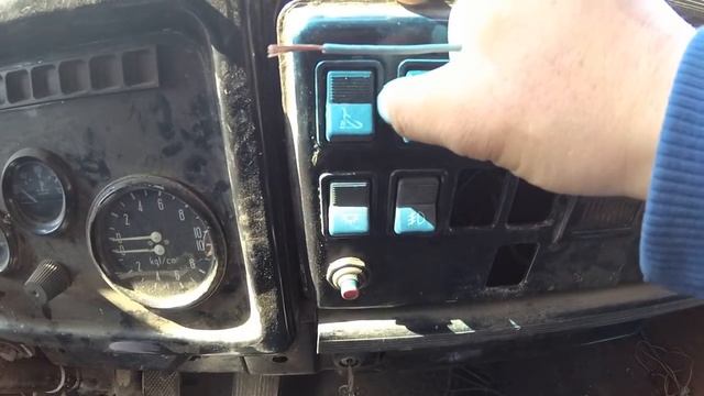 Как должен работать кран управления подъёма кузова на КАМАЗе самосвал