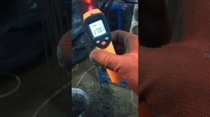 Работа экструдера с фильерой под нити пластика. Пресс червячный. Пробный пуск.