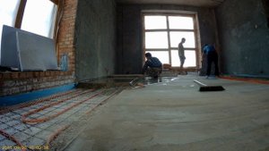 Маячковая стяжка на теплые полы из речного песка.Способ выравнивания раствора правилом.