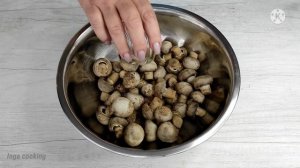МАРИНОВАННЫЕ ШАМПИНЬОНЫ С МОРКОВЬЮ , ЛУКОМ И ЧЕСНОКОМ . НА ПРИГОТОВЛЕНИЕ ПОТРАТИЛА 10 МИНУТ .