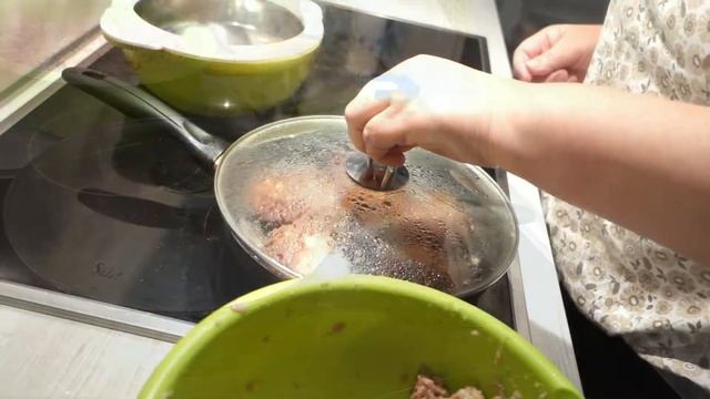 Ячневая каша с котлетами и соусом