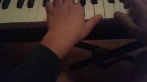 "В лесу родилась ёлочка" на пианино(обучение).