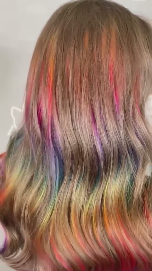 Радужные волосы. Цветное скрытое окрашивание на длинных волосах.