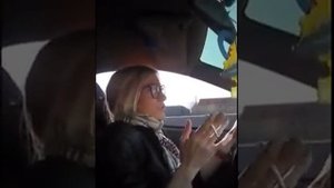 Блондинка! Ведет машину, курит, позирует на камеру и читает рэп в машине!
