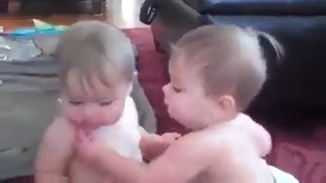 Малыши отбирают друг у друга соску. смотреть онлайн