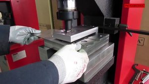 Вырубка отверстий автомобильных элементов на гидравлическом прессе MX340G