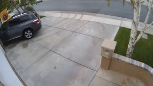 Блондинка заезжает в гараж