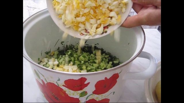 Окрошка домашняя. Окрошка на кефире. Окрошка рецепт классический на кефире.