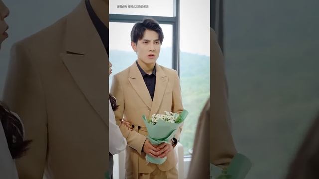 窮小夥見義勇為救助暈倒女孩，不料被同事誤會慘遭羞辱，女孩亮明身份後眾人傻眼！ #湯小魚#短劇#搞笑#霸道總裁 смотреть онлайн