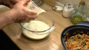 Быстрый и простой заливной пирог с капустой, луком, тыквой, морковью, чесноком, яйцом, сыром.