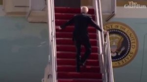 Президент Байден трижды упал на трапе самолета