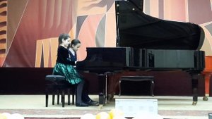 В Гиллок. Уличное кафе. Исп: Бутнева София, Патрикеева Александра. ДШИ им. Д. Когана г. Ярославль