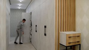 Шкаф в прихожую в стиле "Loft". ДСП Cleaf. Складные двери Wing Line L. Реечки деревянные