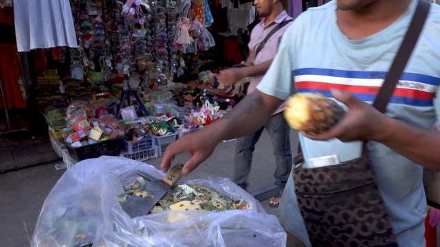 Night Street Food @ Chhouk Meas Market - Grilled Meat, Fried Fish Patty, Fresh Foods, & More смотреть онлайн