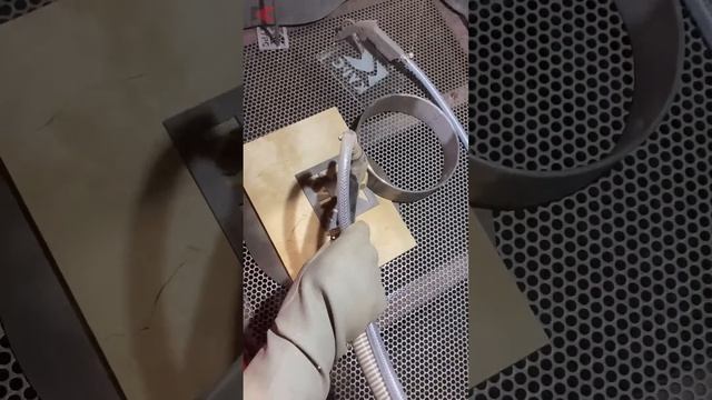 Песочим фанеру гранатовым песком в пескоструйной камере