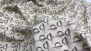 Платьевая молочного цвета с принтом  серые кольца 29522