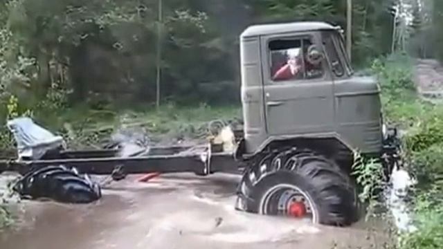 Позавидовать можно, как вездеход ГАЗ-66 преодолевает бездорожье и горную речку. смотреть онлайн