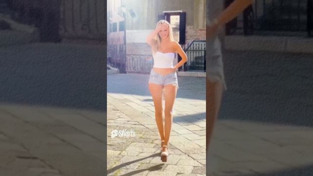 Девушки демонстрируют себя в модной,красивой одежде.