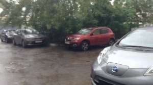 Опасность электромобиля в сильный ливень!