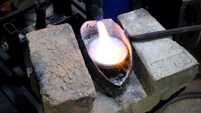 ЛИТЬЁ МЕТАЛЛА В КИНЕТИЧЕСКИЙ ПЕСОК | литейка в гараже! смотреть онлайн