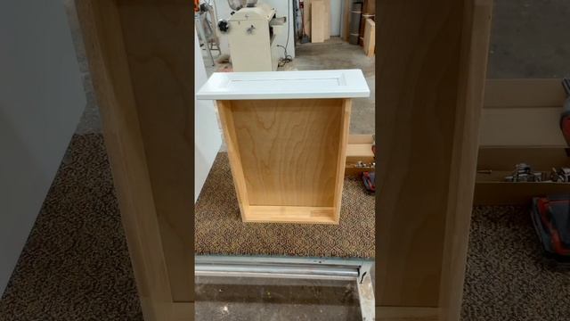 Installing drawer stock cabinet #kitchencabinets #kitchen #woodworking #carpenter #woodwork смотреть онлайн