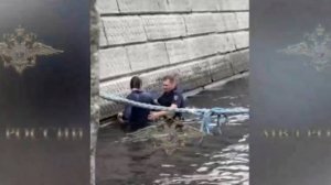 В Санкт-Петербурге полицейский поднял со дна реки телефон и помог мужчине подняться на набережную