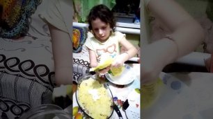 Арина помогает маме готовить ужин - Селедка под Шубой! (часть 2) .mp4