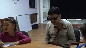 Руслан Башаев проводит мастер-класс на тему "Қыл-кобыз"