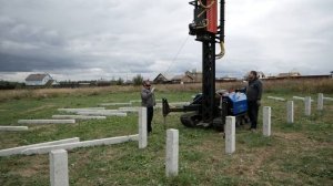 54 сваи за 1 день! Забивка свай под фундамент без комментариев.